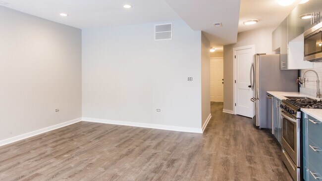 Foto del edificio - 2852 N Albany Ave