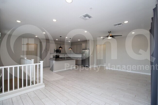 Foto del edificio - 155 N Lakeview Blvd