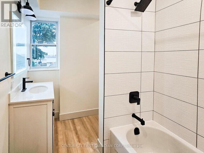 Photo du bâtiment - 857 Dundas St