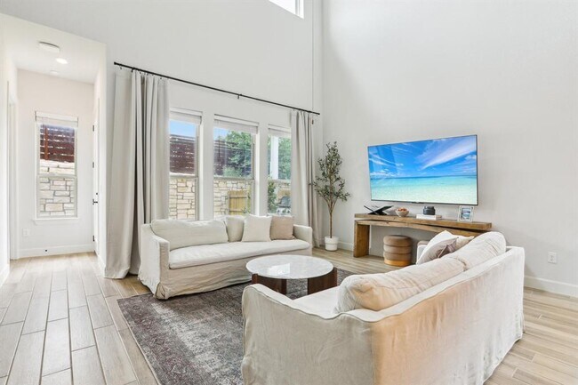 Foto del edificio - 12803 Bloomington Dr