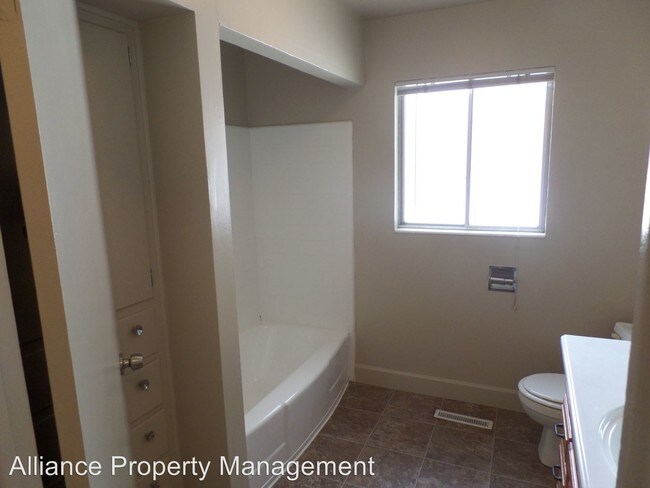 Building Photo - 1016 Country Hills Dr