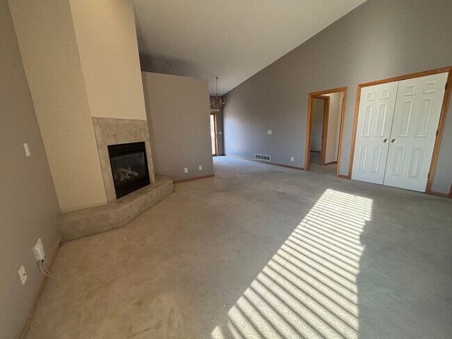 Foto del edificio - Spacious 3 bed / 2.5 bath Townhome in Millard