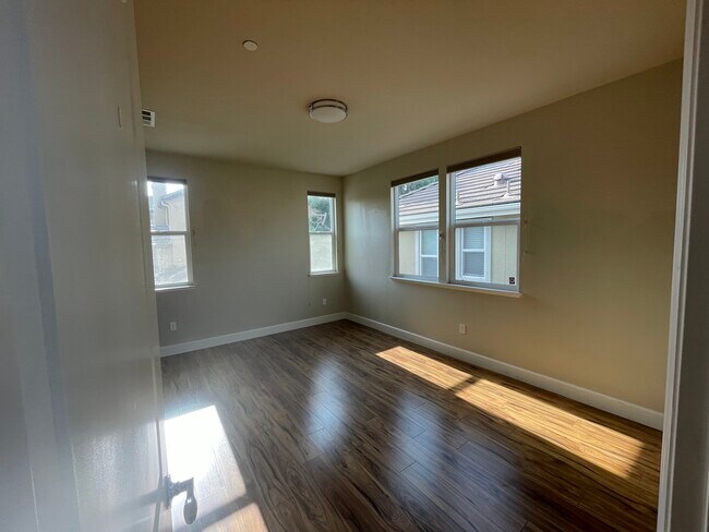 Building Photo - 3042 Pellier Pl
