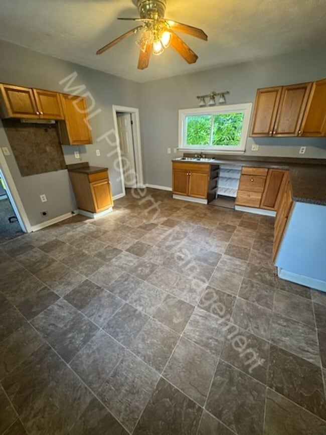 Building Photo - Spacious 3 bed 1 bath with 2 car garage an...