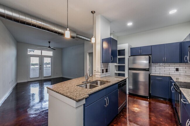 Building Photo - Texas & Pacific (T&P) Loft with stunning downtown views!
