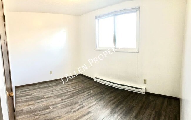 Building Photo - Spacious 2 bed