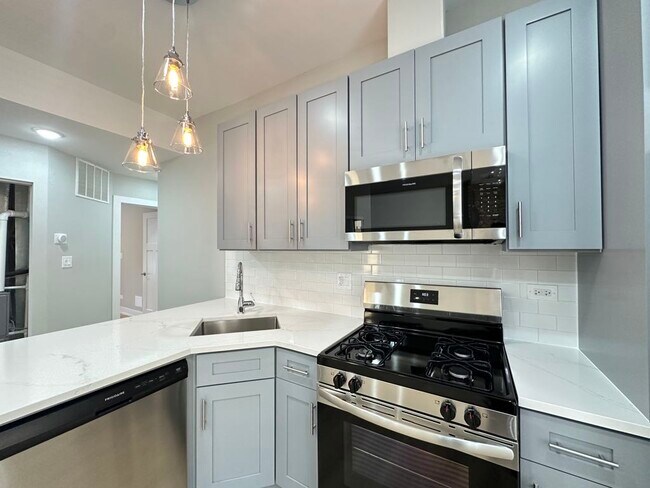Building Photo - 435 W Belden Ave