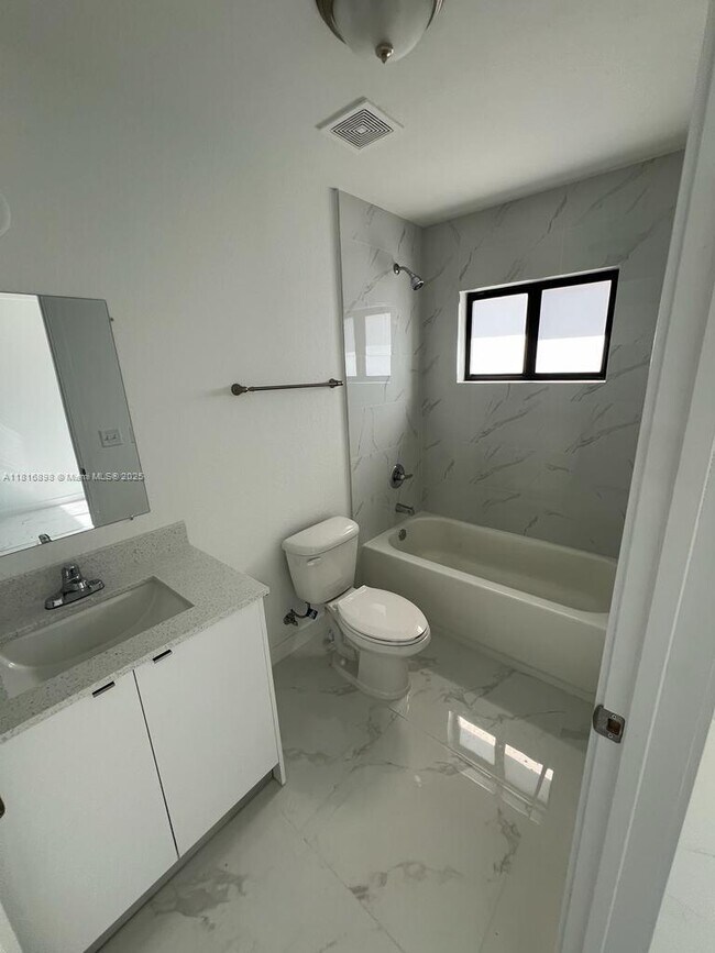 Building Photo - 3 bedroom in Miami FL 33150