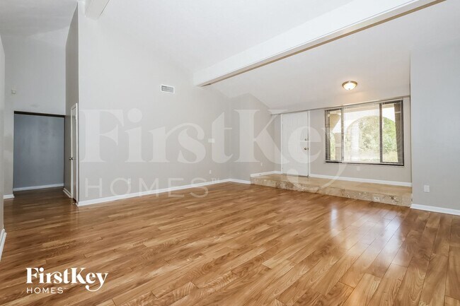 Building Photo - 1032 SE Floresta Dr