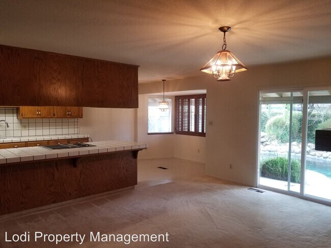 Building Photo - 3 br, 2 bath House - 1123 Devine Drive