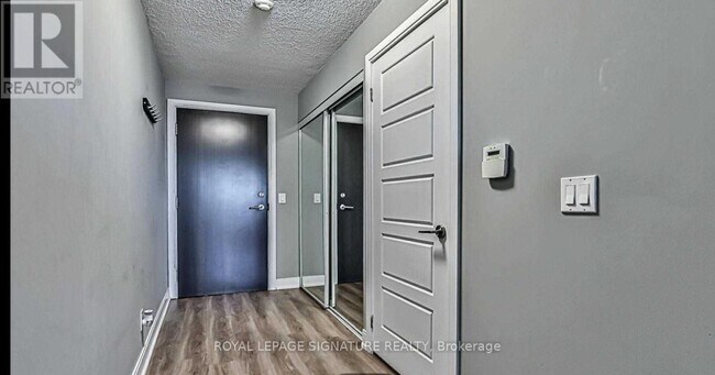 Building Photo - 125 Village Green Square