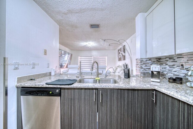 Foto del edificio - 10000 SW 147th Ct