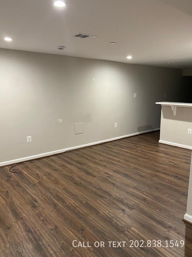 Building Photo - Spacious 2-Bedroom Basement Unit with Wash...