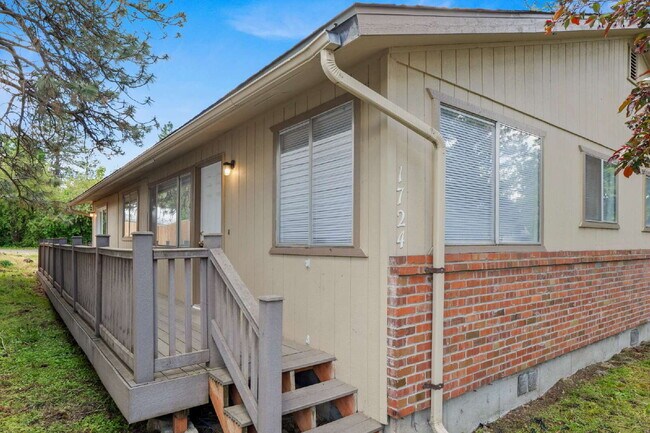 Building Photo - Updated Turnkey 2 Bed 1-bathroom spacious ...