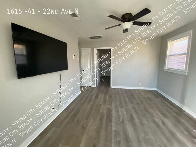 Building Photo - 2 Bed/ 1 Bath in triplex - North Nashville...