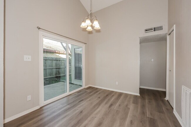 Foto del edificio - 2420 Cripple Creek Dr