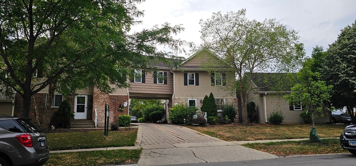 Foto principal - 833 Village Quarter Rd