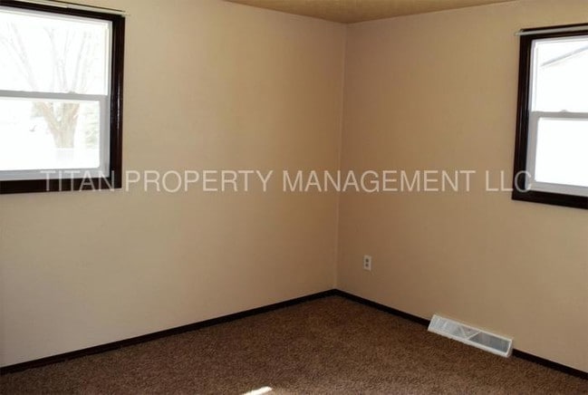 Building Photo - 1667 W Paulson Rd