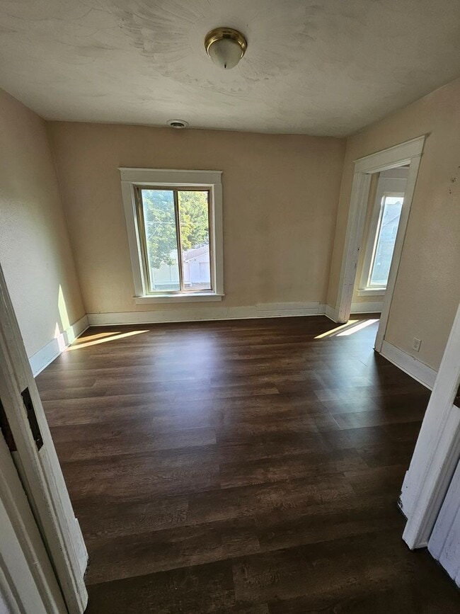 Building Photo - Upper 3 bedroom unit