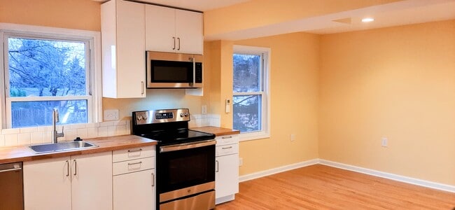 Kitchen/dining area - 3707 Lawrence Ave