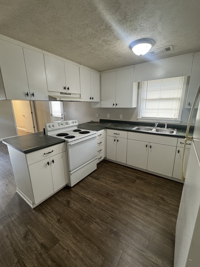 Building Photo - 123 Lake Dr