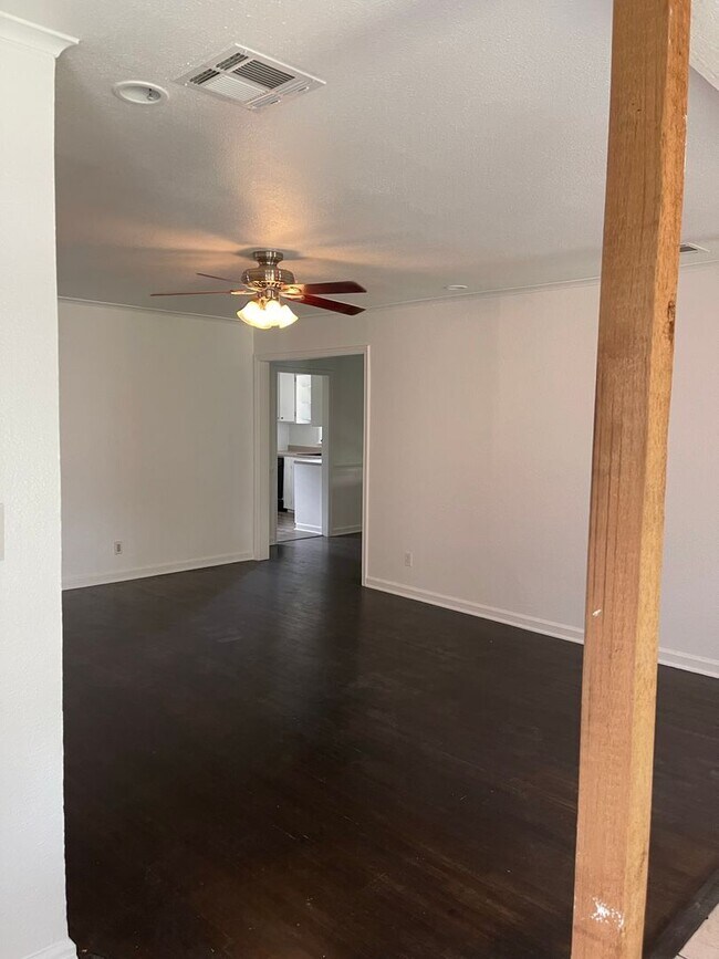 Building Photo - "Hot Summer Special" $250 off the first mo...