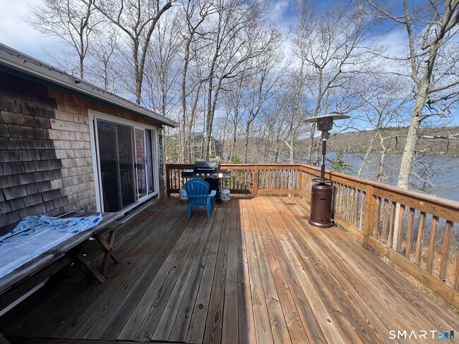 Foto del edificio - 389 Wyassup Rd