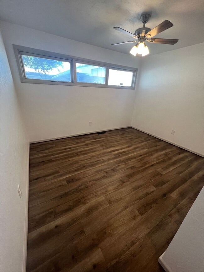 Foto del edificio - Pre Leasing for Fall 2026! Remodeled 3/2 near LCU!