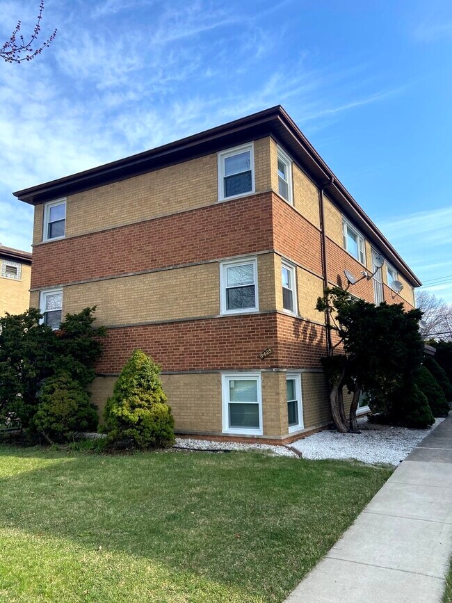 Foto del edificio - 8425 N Milwaukee Ave