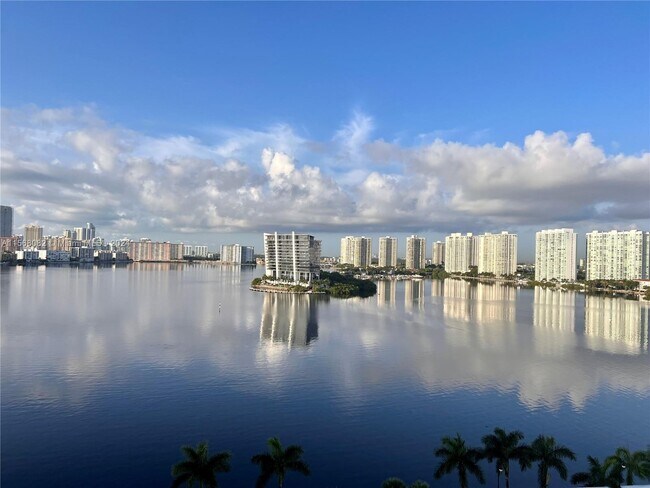 Foto del edificio - 3600 Mystic Pointe Dr