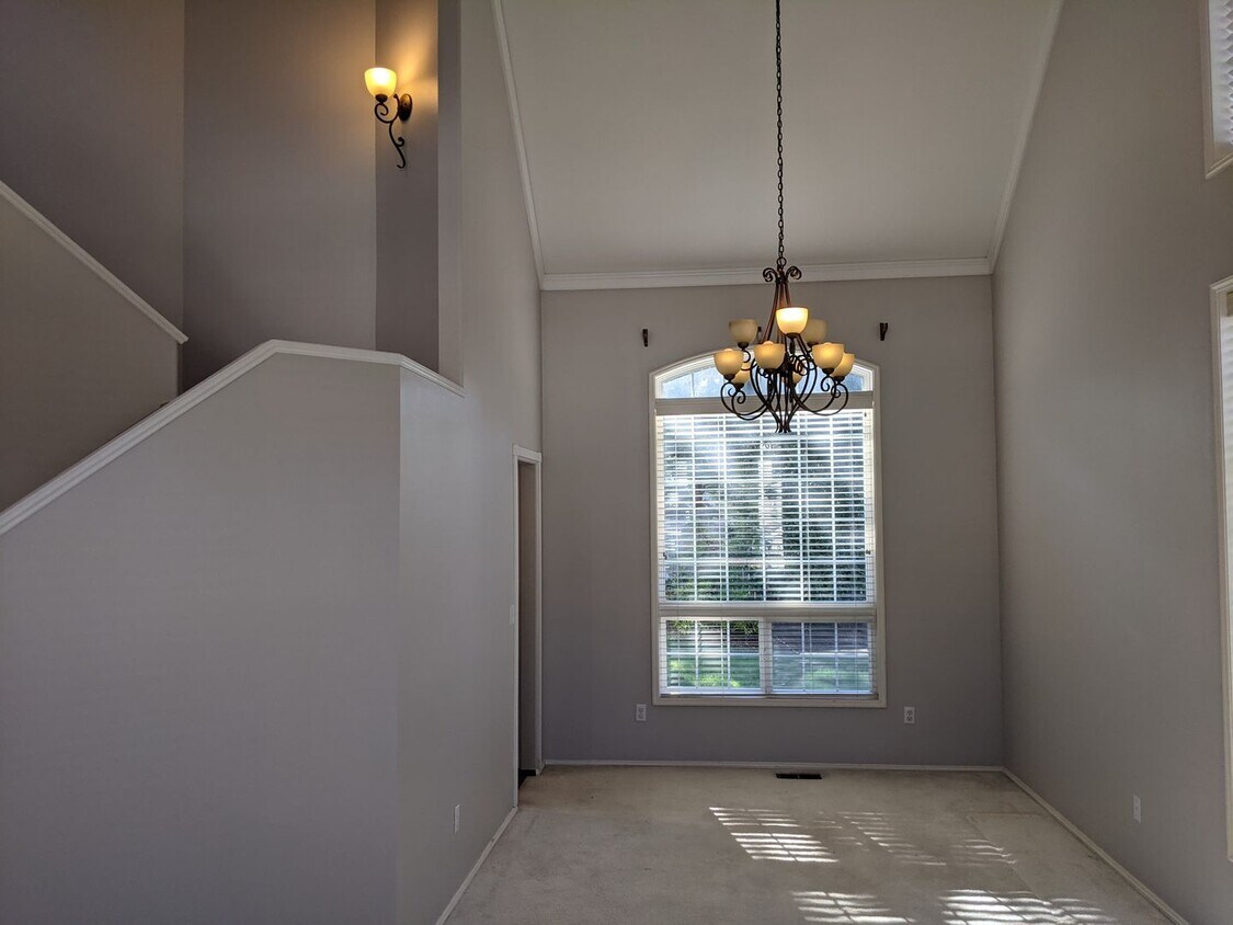 Spacious Single Family Home with Large Yar... - Spacious Single Family Home with Large Yar...