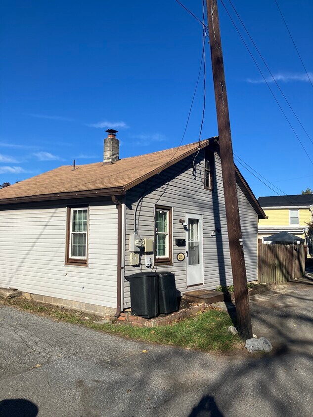 Frente - 215 N Railroad Ave