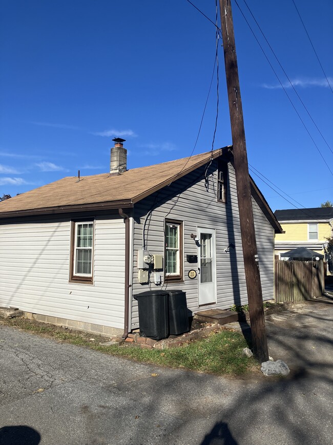 Building Photo - 215 N Railroad Ave Building Photo - 215 N Railroad Ave