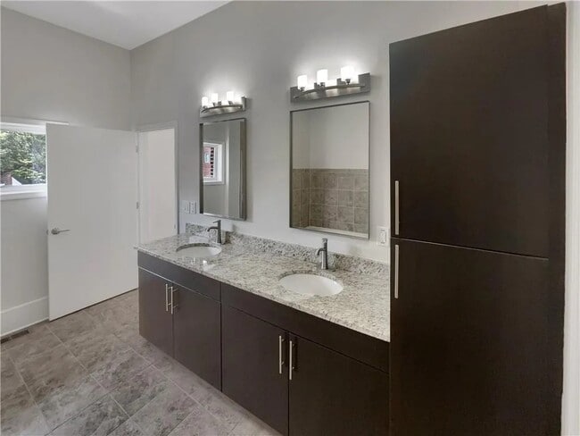Building Photo - 745 Fountainhead Ln NE