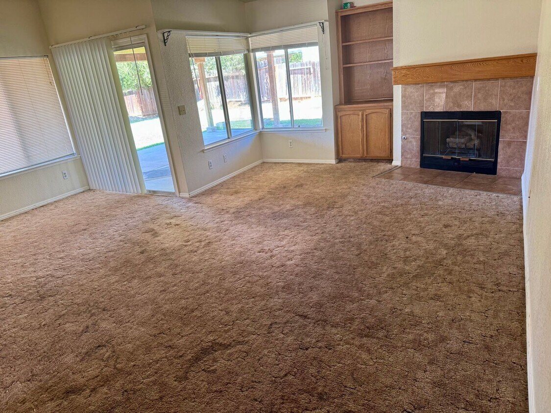 Foto del edificio - Nice 3 bed 2 bath house on a corner lot, a...