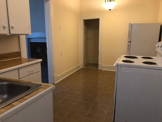 Building Photo - MOVE-IN READY!