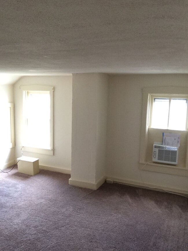 Building Photo - 39 E Willow St