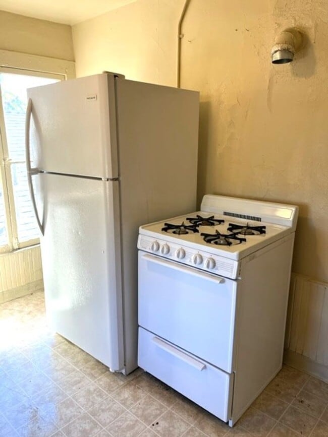 Building Photo - small 1 bedroom