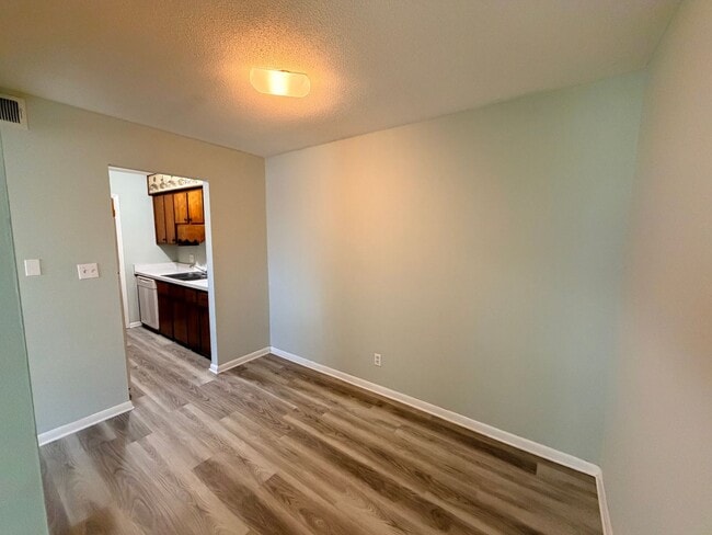 Building Photo - Check Out This 2Bedroom/1Bath Apartment!