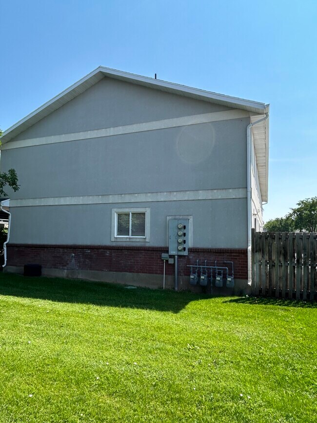 Building Photo - 166 E 1800 N