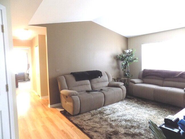 Building Photo - 1303 N Red Oak Cir