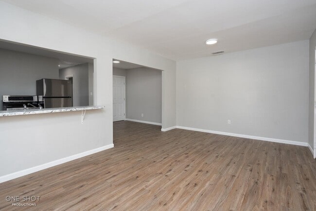 Building Photo - 2744 Russell Ave