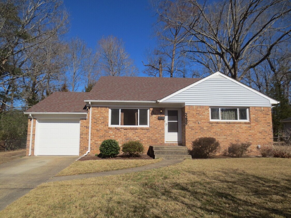 Primary Photo - 4 BR, 2 BA, 1 Car Gar VB Near Golf Course ...