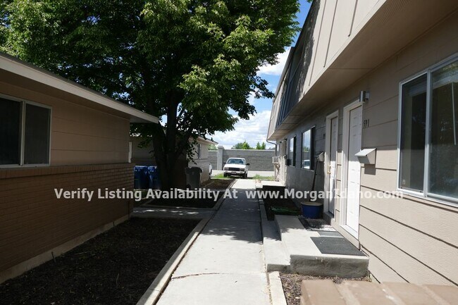 Building Photo - 1-car garage, private patio, premium floor...