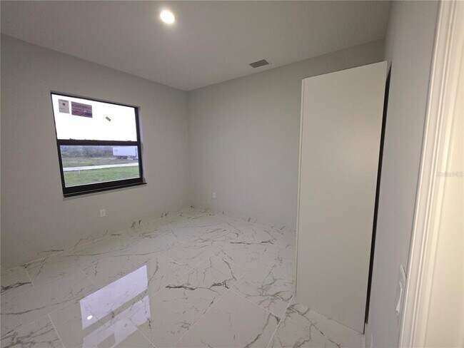 Foto del edificio - 1035 Kismet Pkwy W