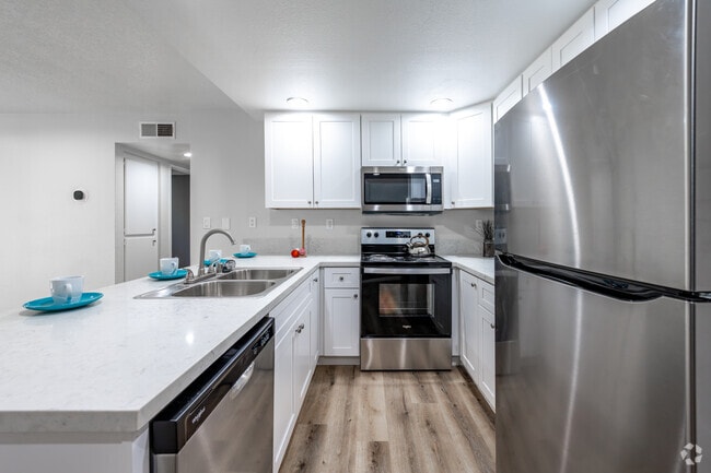 2BD, 2BA - 840SF - Kitchen - Cypress Terrace