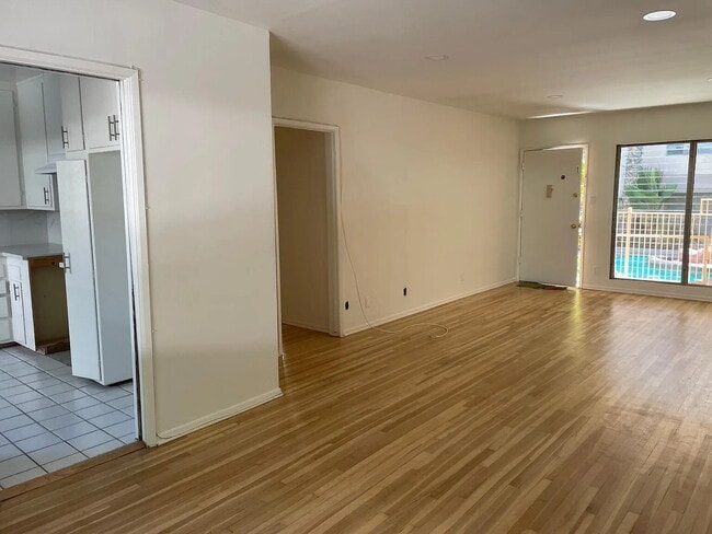 Building Photo - Live in comfort and style in this bright and spacious 1-bedroom unit located in the heart of Stud...