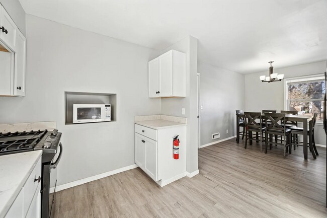 Foto del edificio - 348 109th Ave NE