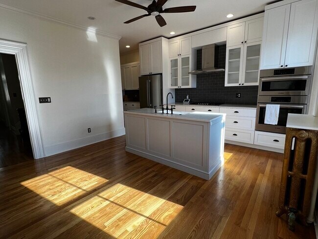Building Photo - 92 Thorndike St