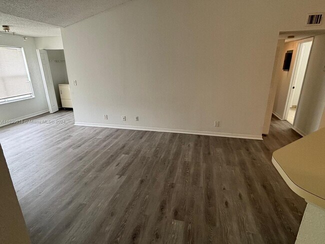 Building Photo - 701 Vista Isles Dr